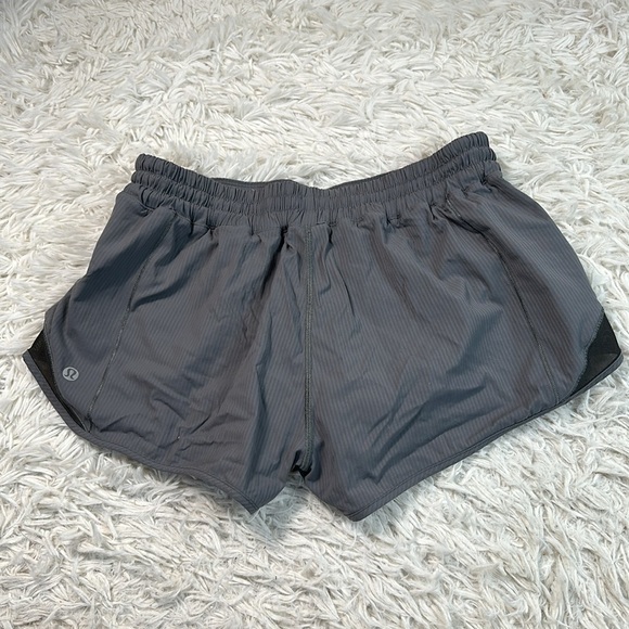 Lululemon Hotty Hot Short II *2.5" - Picture 4 of 5